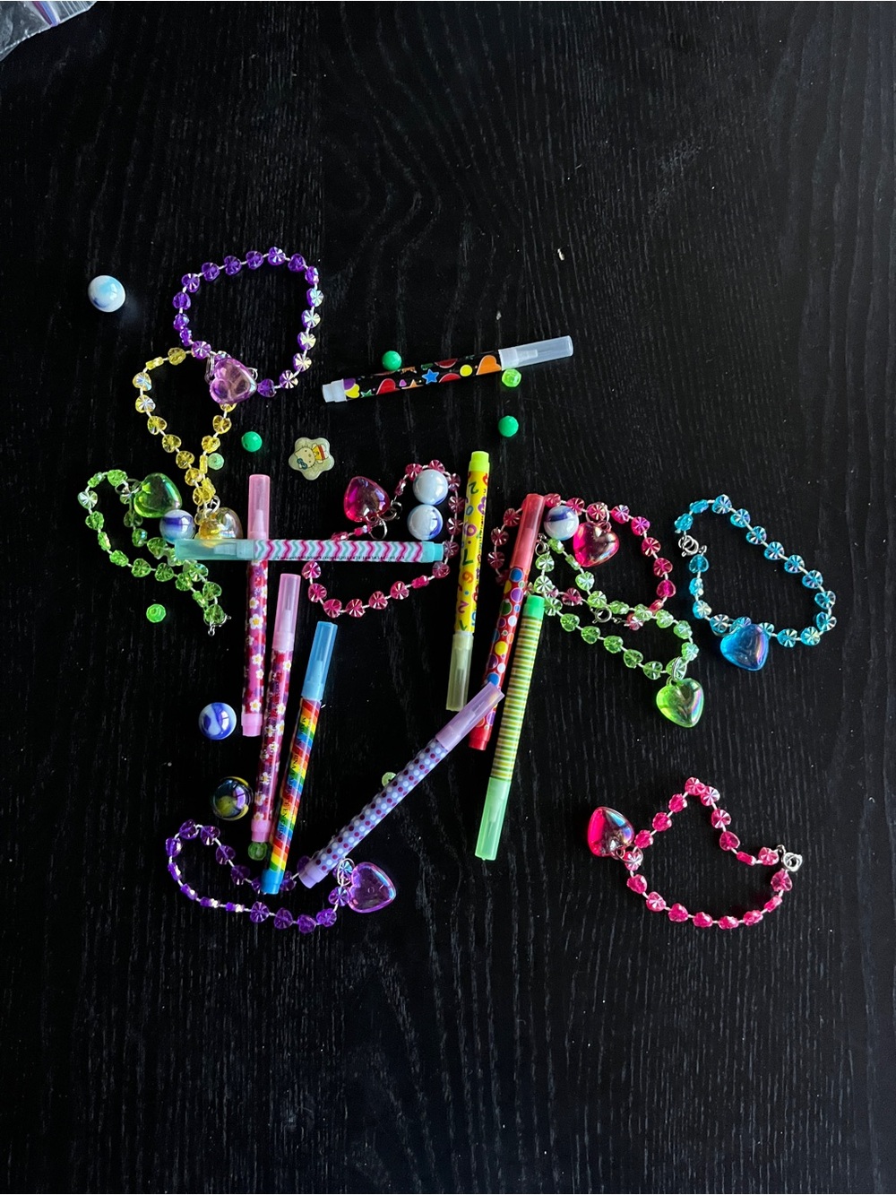 Assorted Kids Heart-Bead Bracelets & Colorful Gel Pens Set - Multicolor
